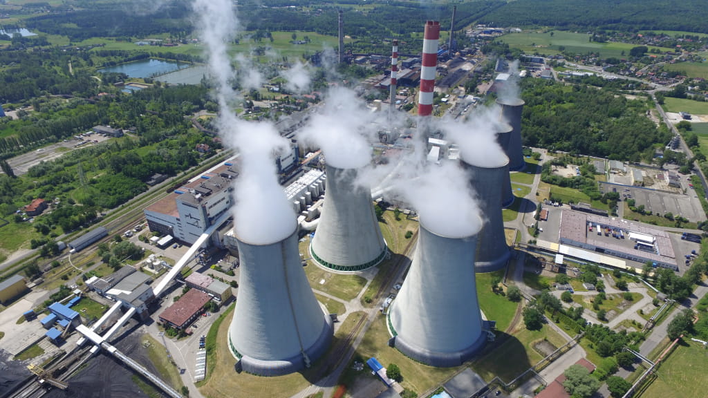 Oddział Elektrownia Łaziska widok z lotu ptaka w tle chłodnie kominowe i komin 200 m