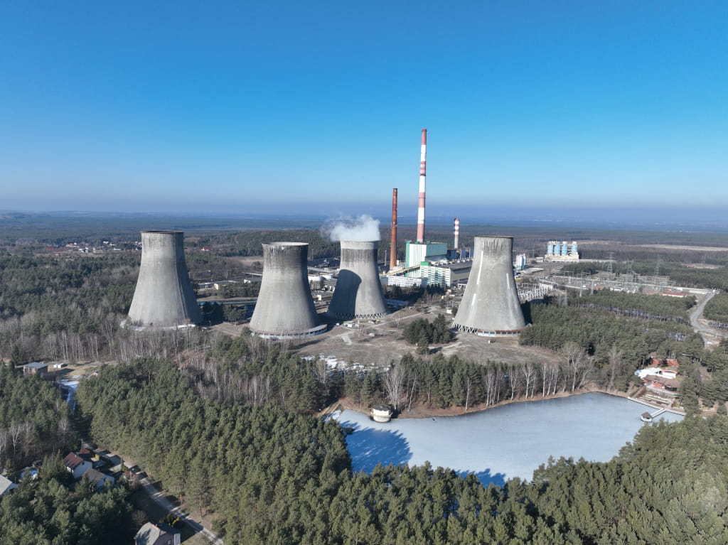 Oddział Elektrownia Siersza widok z lotu ptaka w tle chłodnie kominowe i Zalew Kozi Bród